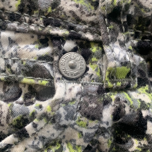 EUC Vera Wang Simply Vera Patterned Ankle Jeans GRAYS/LIME/IVORY US10 - Picture 9 of 11